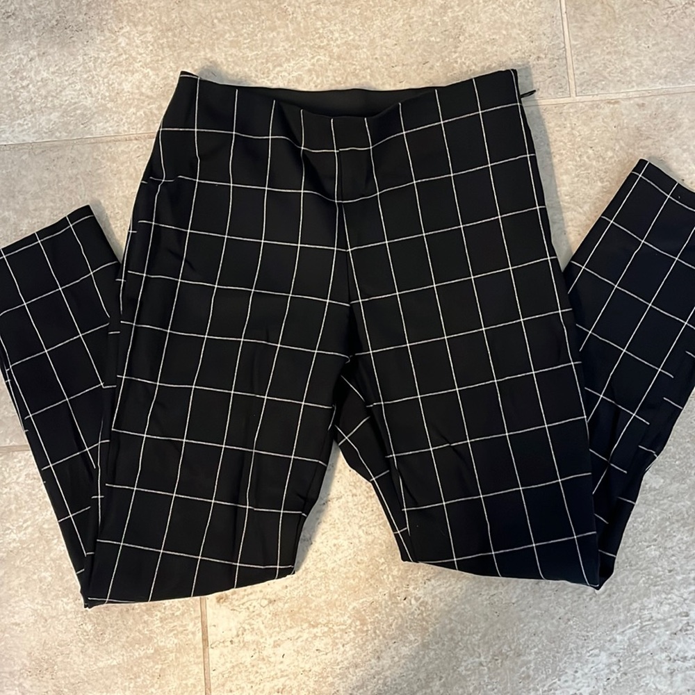 Black w white pattern size 4 cropped pant with side zipper. A New Day